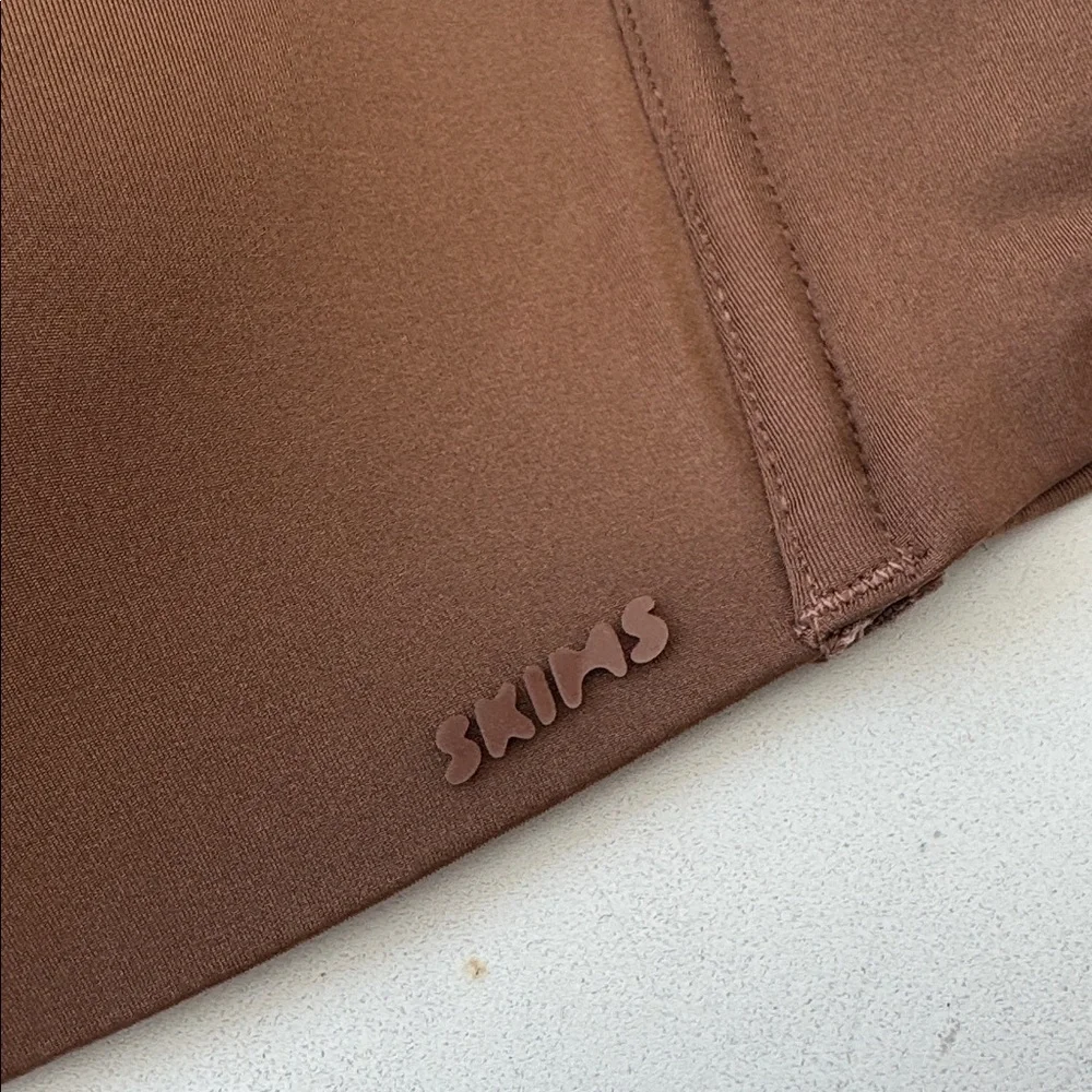 SKIMS Molded Bra - Brown/Mocha 32DD - Picture 2 of 6